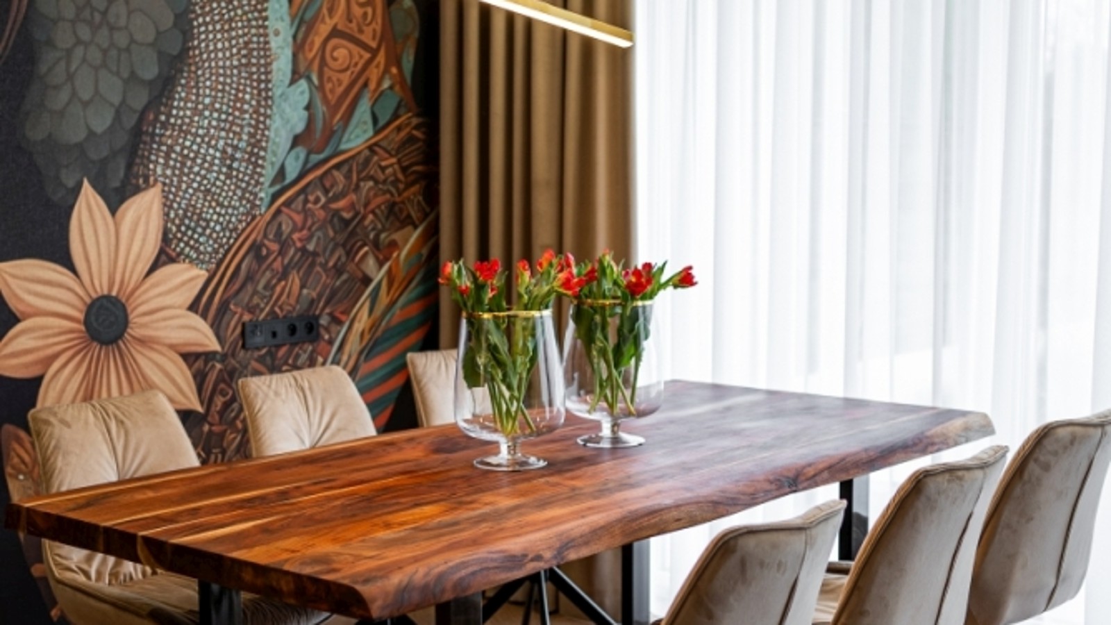 Stół na tle tapety w stylu afrykańskim Stół na tle tapety w stylu afrykańskim