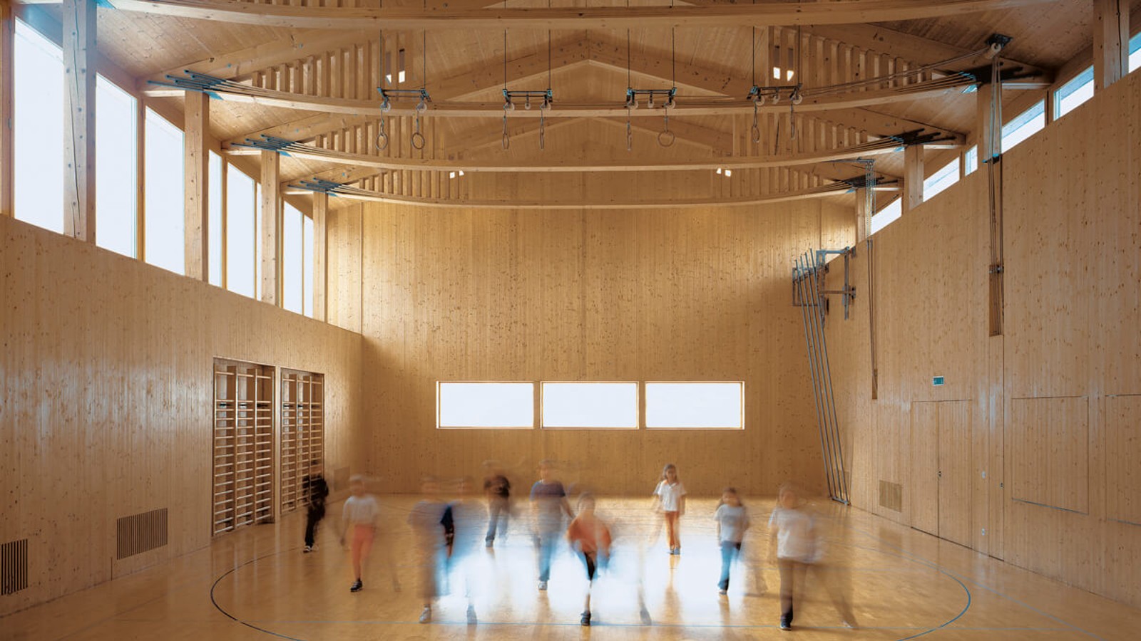 Konstrukcja dachu we wnętrzu sali wielofunkcyjnej w przysiółku Vrin-Cons. Architekt: Gion A. Camininada, konstruktor Jürg Conzett. Zdjęcie: Lucia Degonda