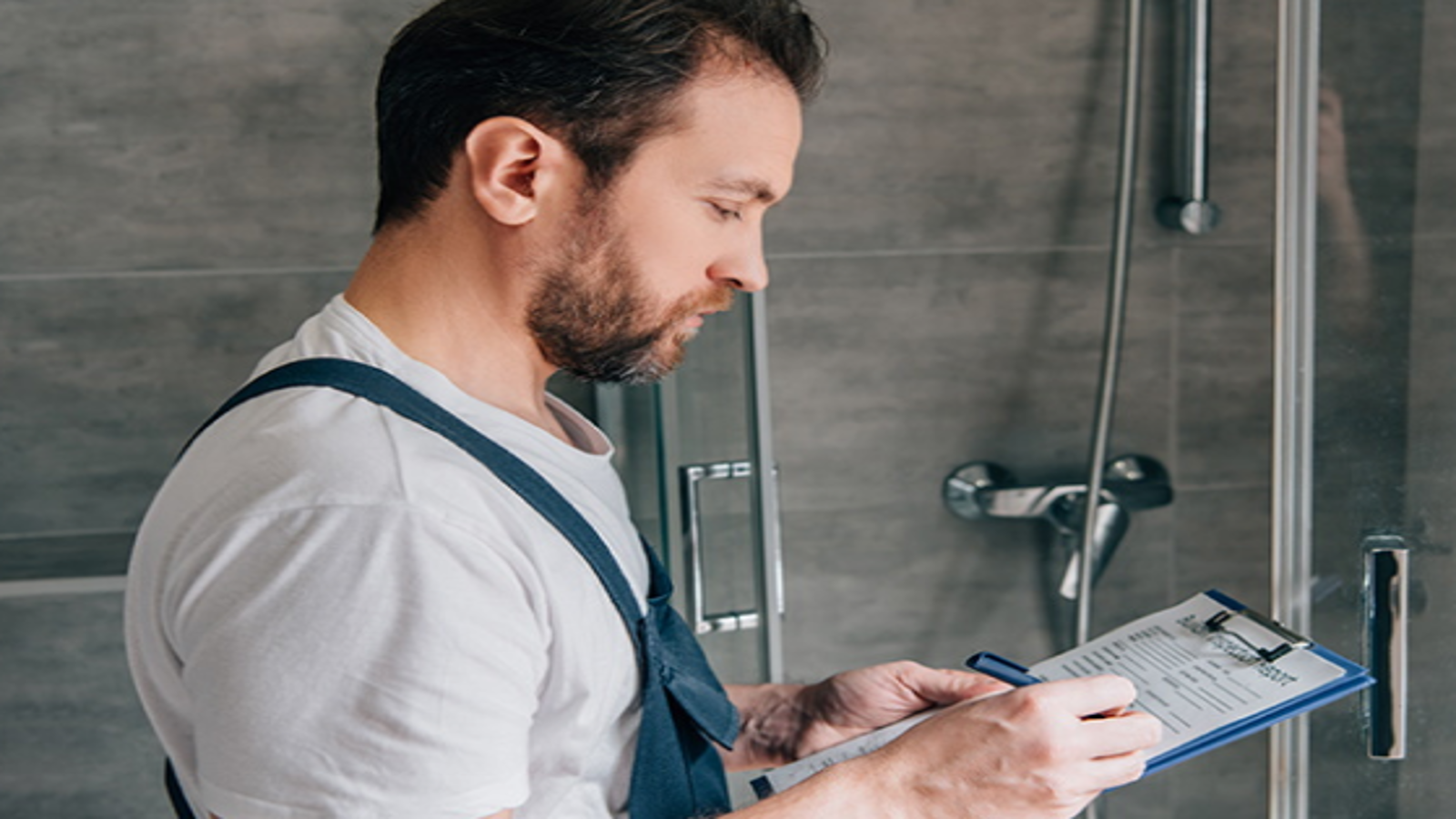 serwisant sprawdza instalację serwisant sprawdza instalację