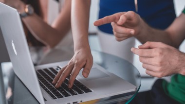 Osoba korzystająca z laptopa