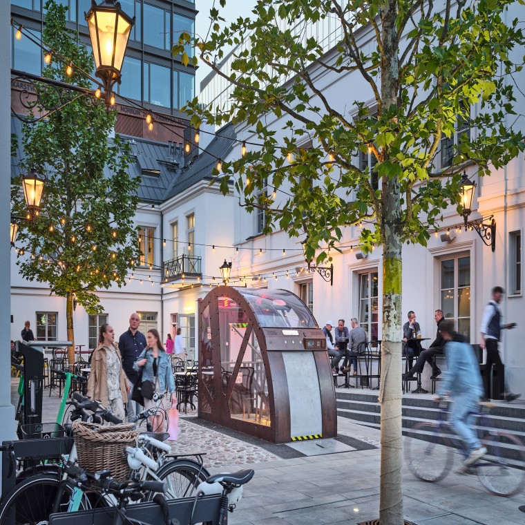 Wewnętrzne ogródki w Fabryce Norblina pełne zieleni