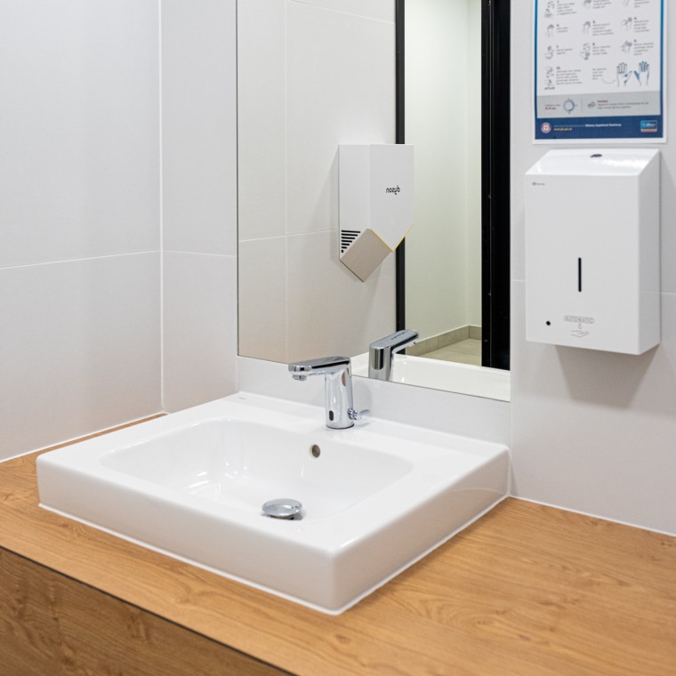 łazienka w kompleksie biurowym High5ive w Krakowie (© Skanska) łazienka w kompleksie biurowym High5ive w Krakowie (© Skanska)