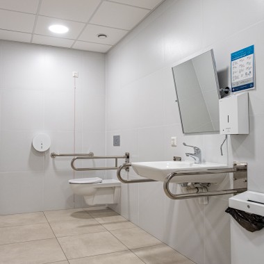łazienka dla osób z niepełnosprawnościami w biurowcu High5ive w Krakowie (© Skanska)