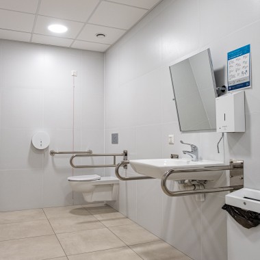 łazienka dla osób z niepełnosprawnościami w biurowcu High5ive w Krakowie (© Skanska) łazienka dla osób z niepełnosprawnościami w biurowcu High5ive w Krakowie (© Skanska)