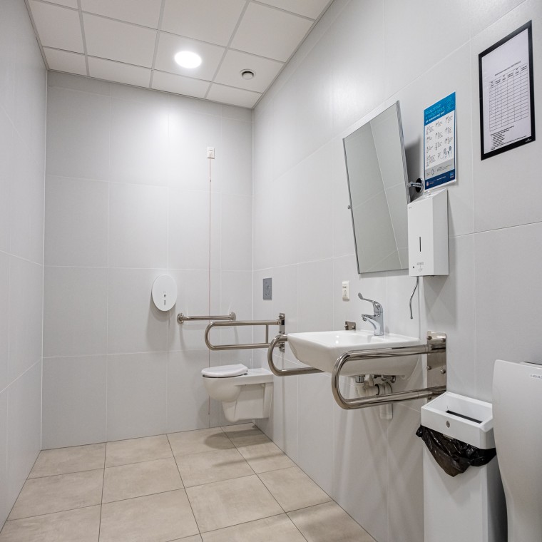 łazienka dla osób z niepełnosprawnościami w biurowcu High5ive w Krakowie (© Skanska) łazienka dla osób z niepełnosprawnościami w biurowcu High5ive w Krakowie (© Skanska)