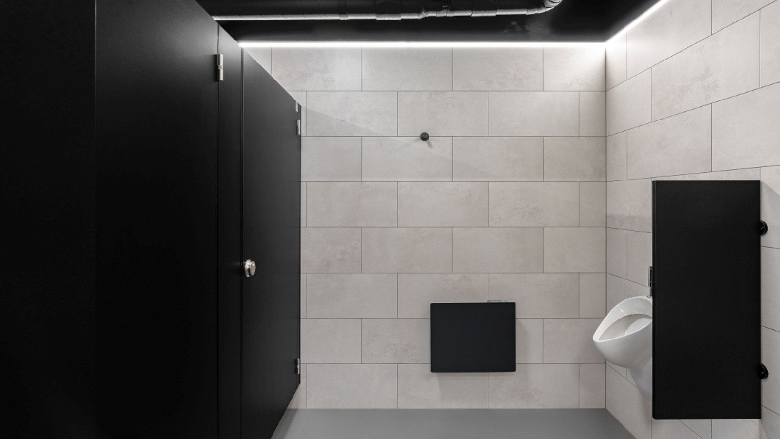 Toaleta publiczna w budynku edukacyjnym (fot. Fotomohito) Toaleta publiczna w budynku edukacyjnym (fot. Fotomohito)