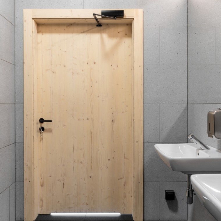 Łazienka w budynku edukacyjnym (fot. Fotomohito) Łazienka w budynku edukacyjnym (fot. Fotomohito)