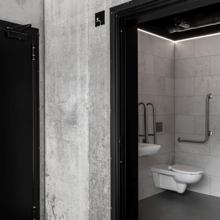 Łazienka w budynku edukacyjnym (fot. Fotomohito) Łazienka w budynku edukacyjnym (fot. Fotomohito)