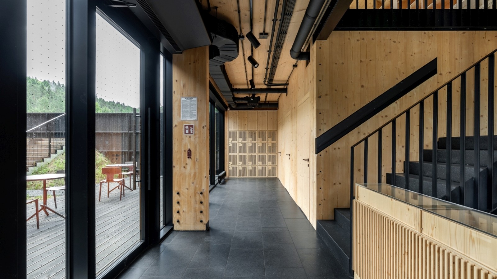 Wnętrze budynku edukacyjnego (fot. Fotomohito) Wnętrze budynku edukacyjnego (fot. Fotomohito)