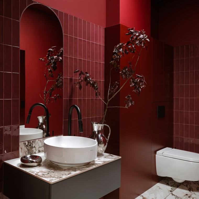 Łazienka z toaletą Geberit AquaClean Alba i umywalką Variform w salonie fryzjerskim Macieja Maniewskiego Łazienka z toaletą Geberit AquaClean Alba i umywalką Variform w salonie fryzjerskim Macieja Maniewskiego