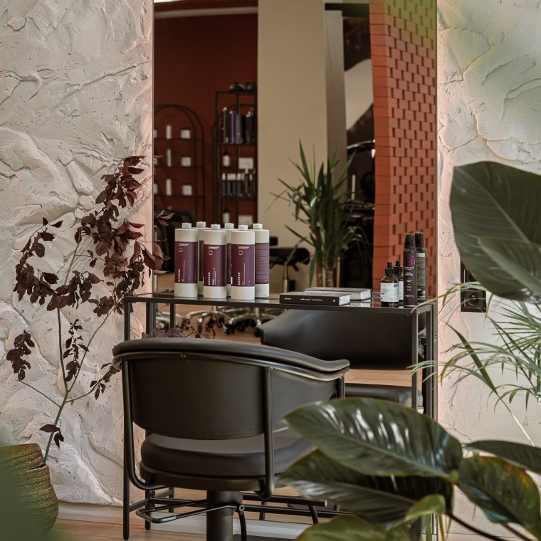 Fotel fryzjerski w salonie Macieja Maniewskiego we Wrocławiu Fotel fryzjerski w salonie Macieja Maniewskiego we Wrocławiu