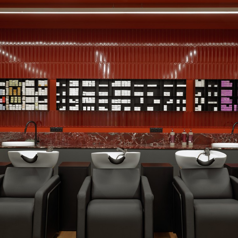 Wnętrze salonu fryzjerskiego Macieja Maniewskiego