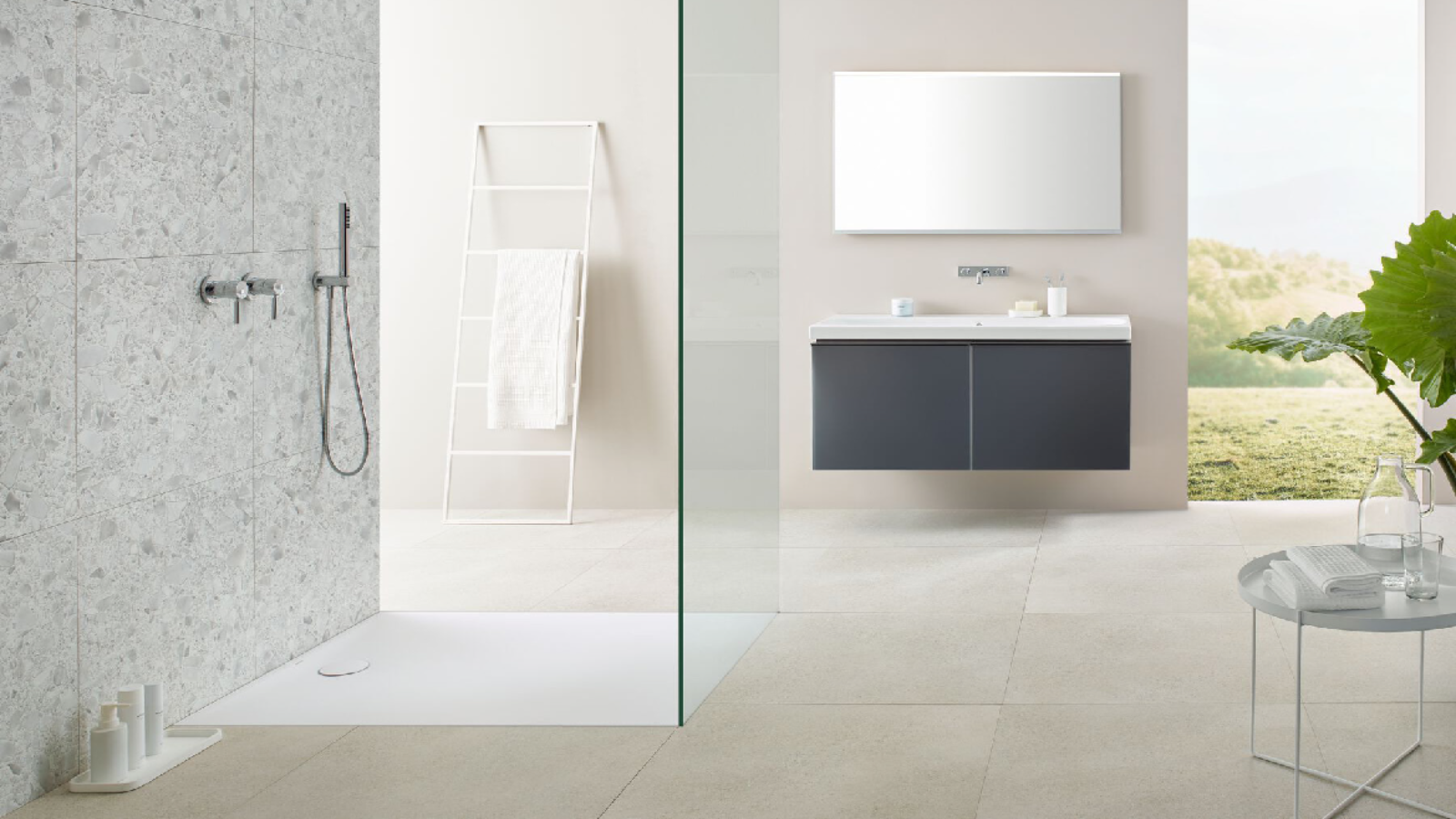 Otwarta strefa prysznicowa z wpuszczonym w posadzkę brodzikiem Geberit Olona Otwarta strefa prysznicowa z wpuszczonym w posadzkę brodzikiem Geberit Olona