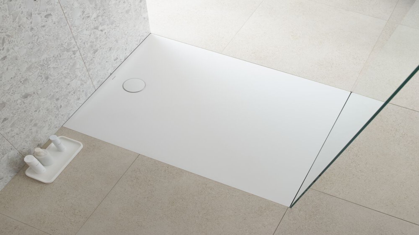 Zlicowany z posadzką biały brodzik Olona w otwartej kabinie prysznicowej