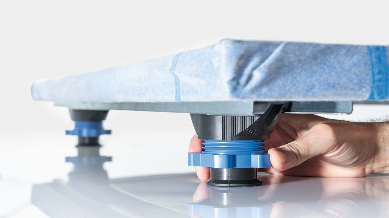 Łatwe w samodzielnej regulacji nóżki brodzika pozwalają na stabilne mocowanie Łatwe w samodzielnej regulacji nóżki brodzika pozwalają na stabilne mocowanie