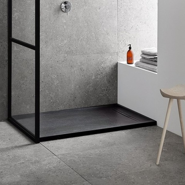 Niski brodzik Geberit Sestra w kolorze grafitowym w otwartej kabinie prysznicowej typu walk-in Niski brodzik Geberit Sestra w kolorze grafitowym w otwartej kabinie prysznicowej typu walk-in