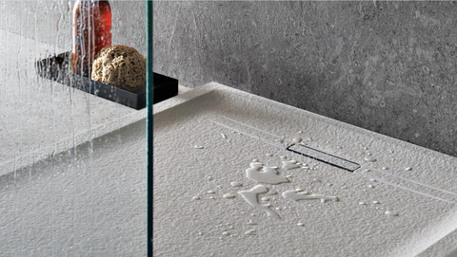 Teksturowana i antypoślizgowa powierzchnia brodzika Geberit Sestra w kolorze szarym