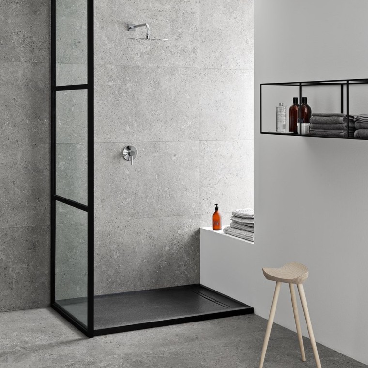 Otwarta kabina prysznicowa walk-in z brodzikiem Geberit Sestra postawionym bezpośrednio na podłodze Otwarta kabina prysznicowa walk-in z brodzikiem Geberit Sestra postawionym bezpośrednio na podłodze