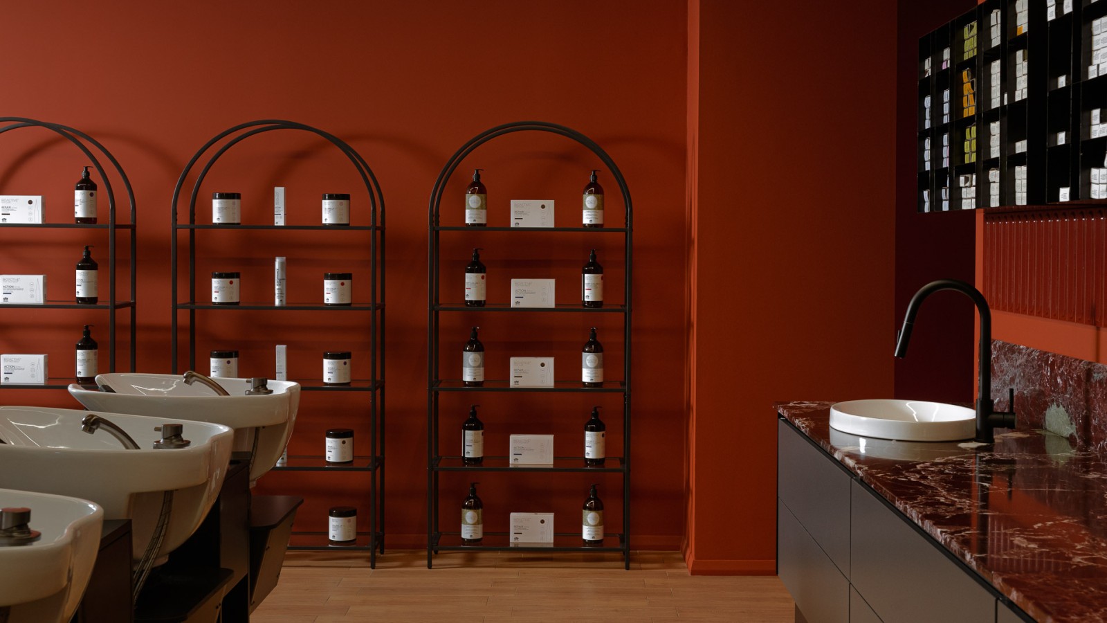 Wnętrze salonu fryzjerskiego Macieja Maniewskiego z laborką Wnętrze salonu fryzjerskiego Macieja Maniewskiego z laborką