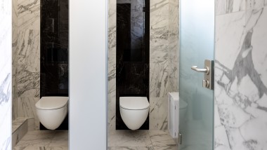 Bezkołnierzowe toalety WC z serii łazienkowej Geberit Acanto (© Opernhaus Chemnitz / Nasser Hashemi) Bezkołnierzowe toalety WC z serii łazienkowej Geberit Acanto (© Opernhaus Chemnitz / Nasser Hashemi)