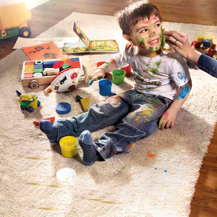 Dziecko pokryte farbą Dziecko pokryte farbą