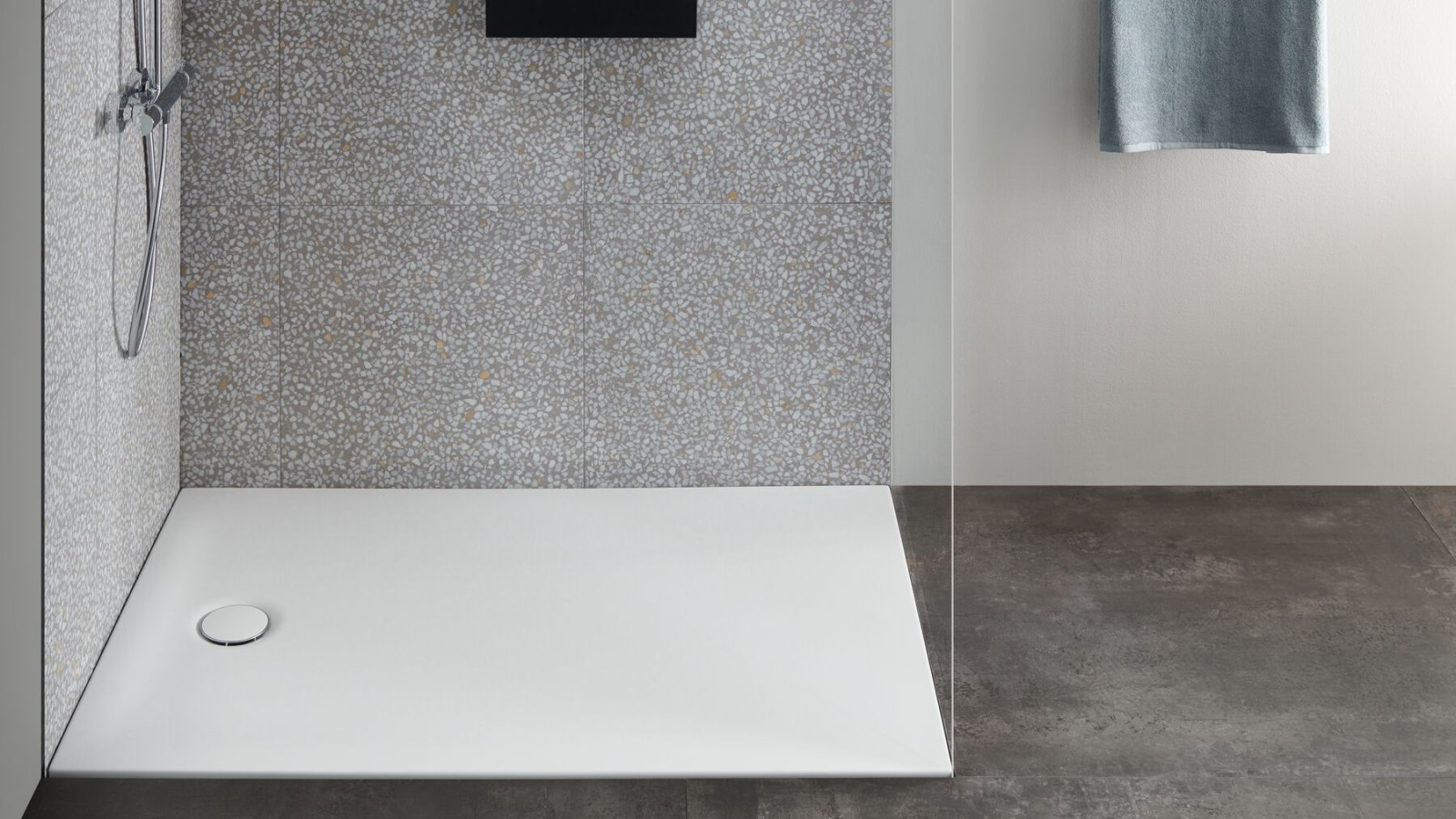 Łatwy w czyszczeniu i ciepły w dotyku płaski brodzik Geberit Nemea