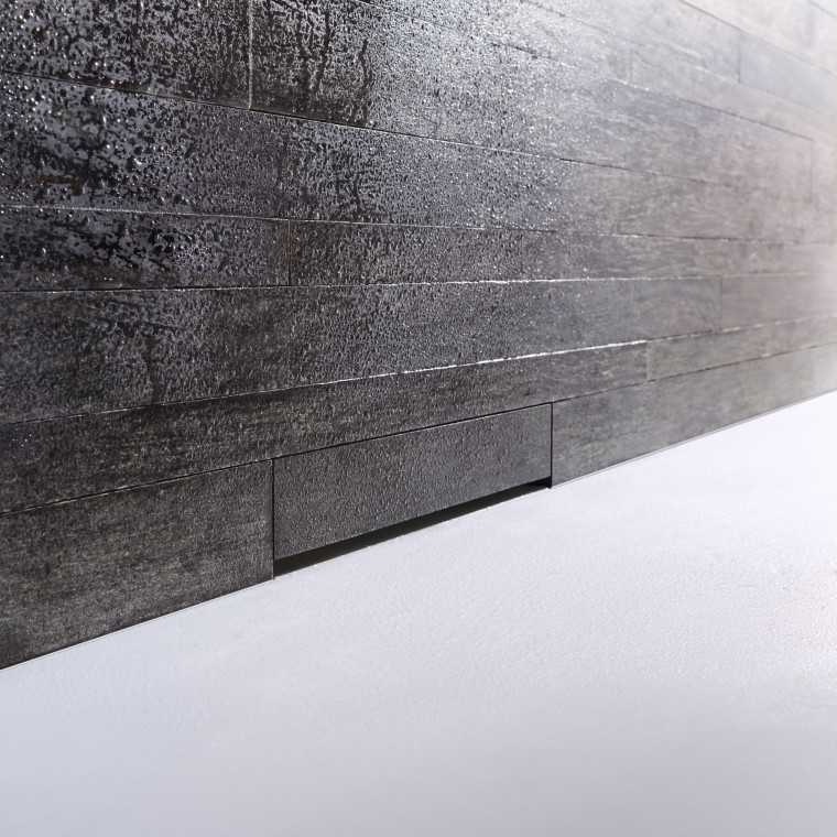 Odpływ ścienny pod prysznicem zabudowany płytkami