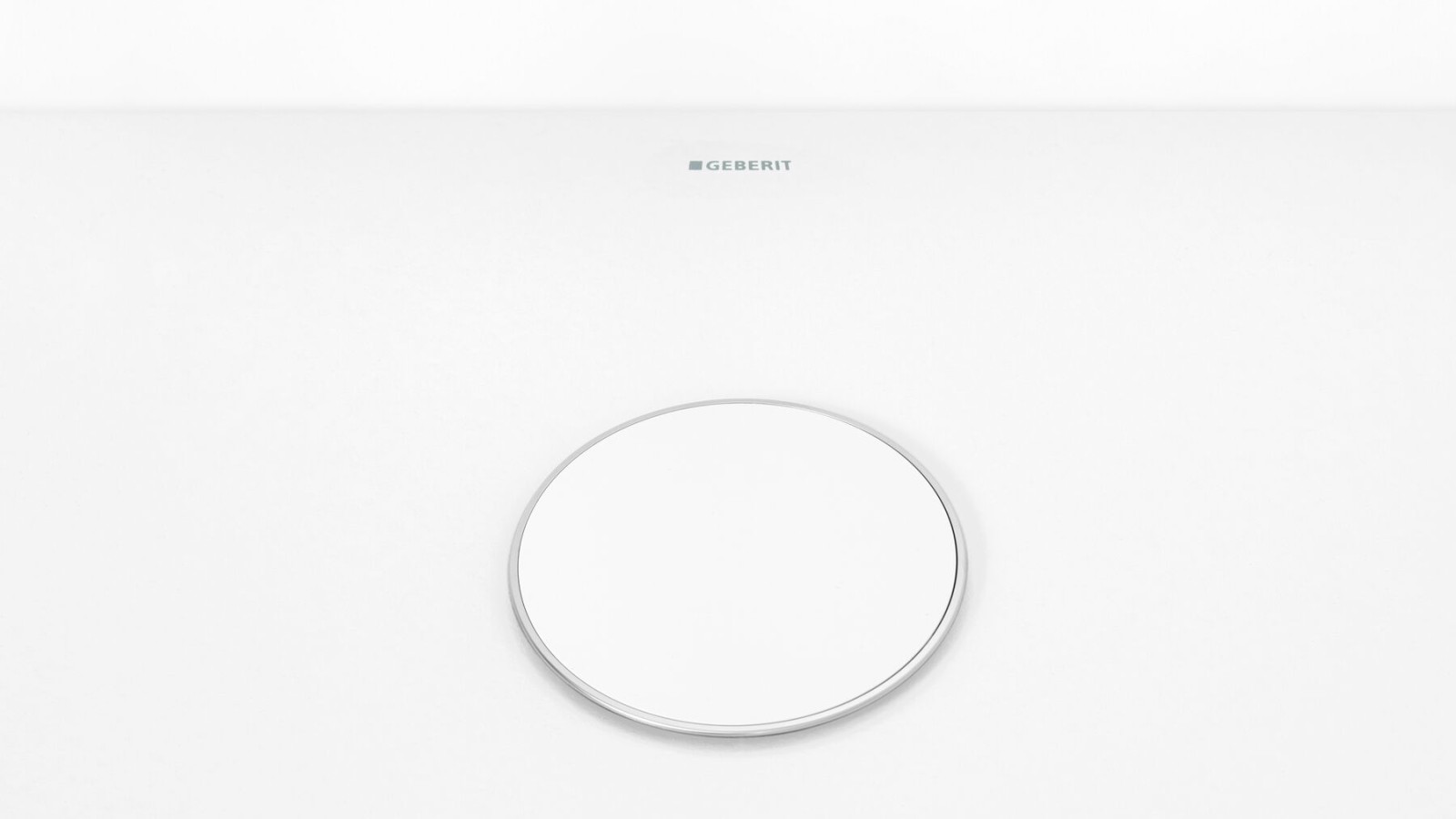 Biała pokrywa odpływu Geberit wykończona chromowaną krawędzią Biała pokrywa odpływu Geberit wykończona chromowaną krawędzią