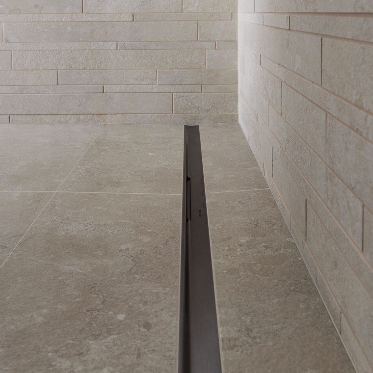 Odpływ liniowy Geberit CleanLine zamontowany w podłodze pod prysznicem Odpływ liniowy Geberit CleanLine zamontowany w podłodze pod prysznicem