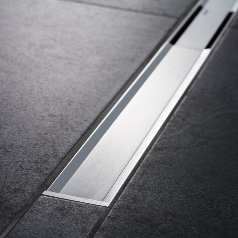 Zbliżenie na zamontowany w podłodze odpływ liniowy Geberit CleanLine20 Zbliżenie na zamontowany w podłodze odpływ liniowy Geberit CleanLine20