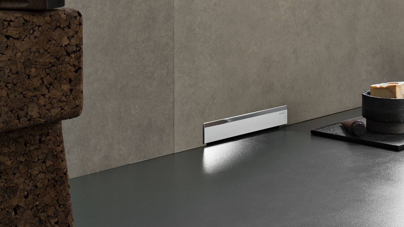 Chromowany odpływ ścienny Geberit w otwartej kabinie prysznicowej Chromowany odpływ ścienny Geberit w otwartej kabinie prysznicowej