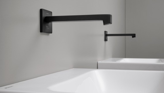 Bateria ścienna Brenta w kolorze czarny mat (© Geberit) Bateria ścienna Brenta w kolorze czarny mat (© Geberit)