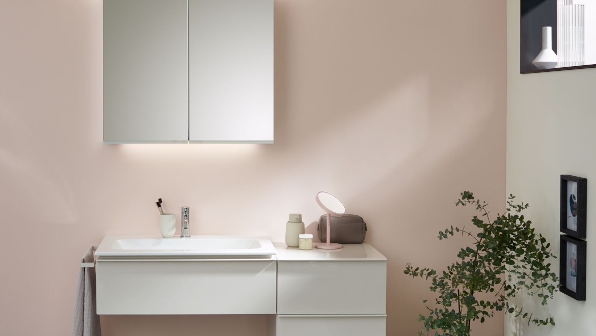 Seria łazienkowa iCon z szafką z lustrem Option Plus (© Geberit) Seria łazienkowa iCon z szafką z lustrem Option Plus (© Geberit)