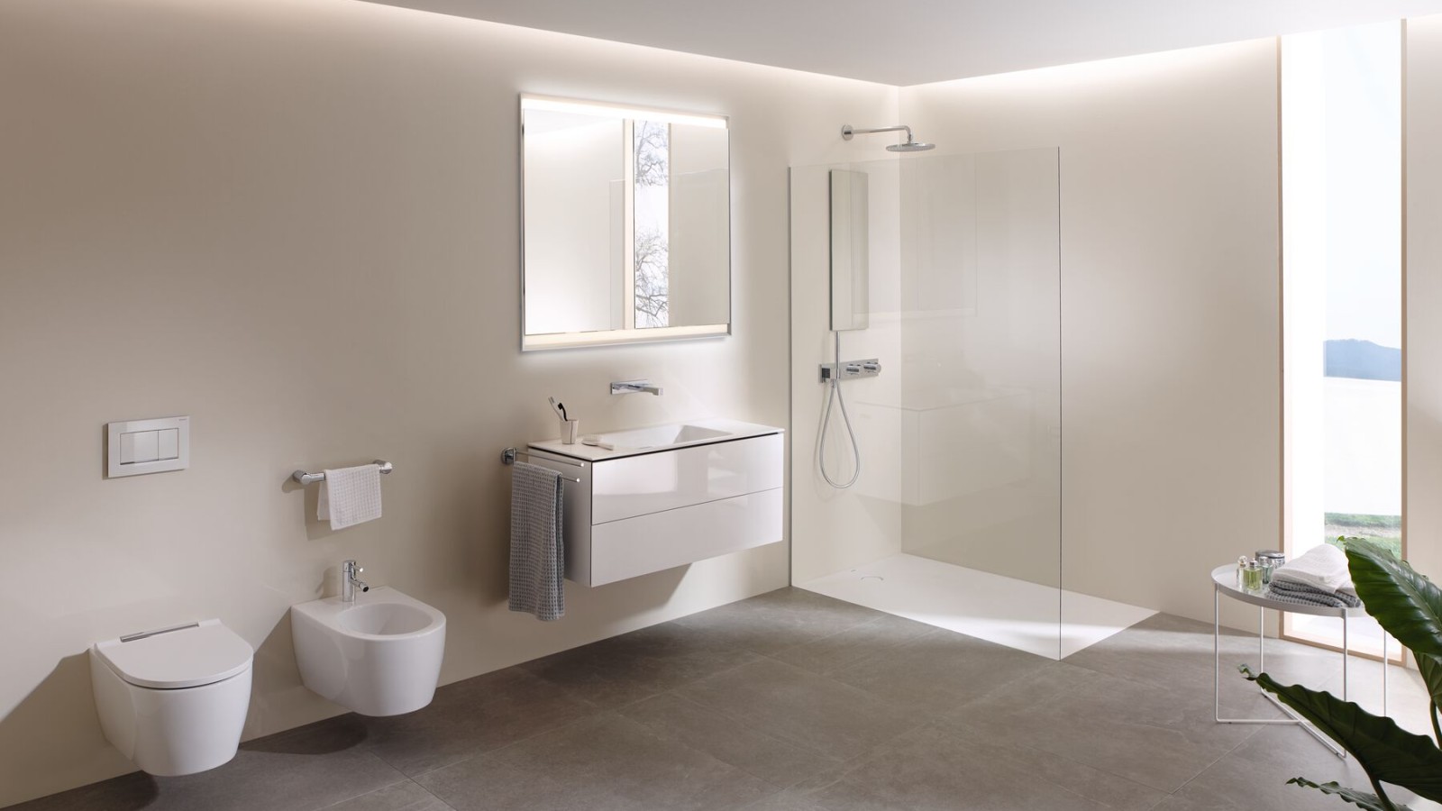 Spojrzenie na dużą łazienkę z toaletą myjącą Geberit AquaClean Mera, meblami łazienkowymi i ceramiką łazienkową (© Geberit) Spojrzenie na dużą łazienkę z toaletą myjącą Geberit AquaClean Mera, meblami łazienkowymi i ceramiką łazienkową (© Geberit)