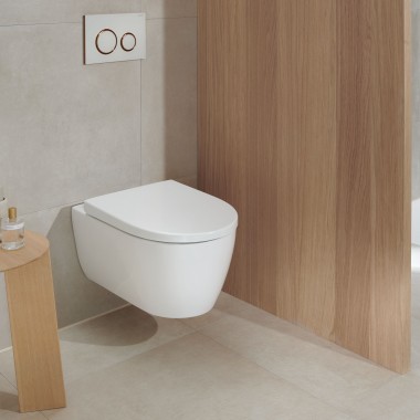Biała ceramika WC w łazience z drewnianymi elementami wygląda nowocześnie nawet po wielu latach (tutaj: Geberit iCon WC i przycisk spłukujący Geberit Sigma20). Biała ceramika WC w łazience z drewnianymi elementami wygląda nowocześnie nawet po wielu latach (tutaj: Geberit iCon WC i przycisk spłukujący Geberit Sigma20).