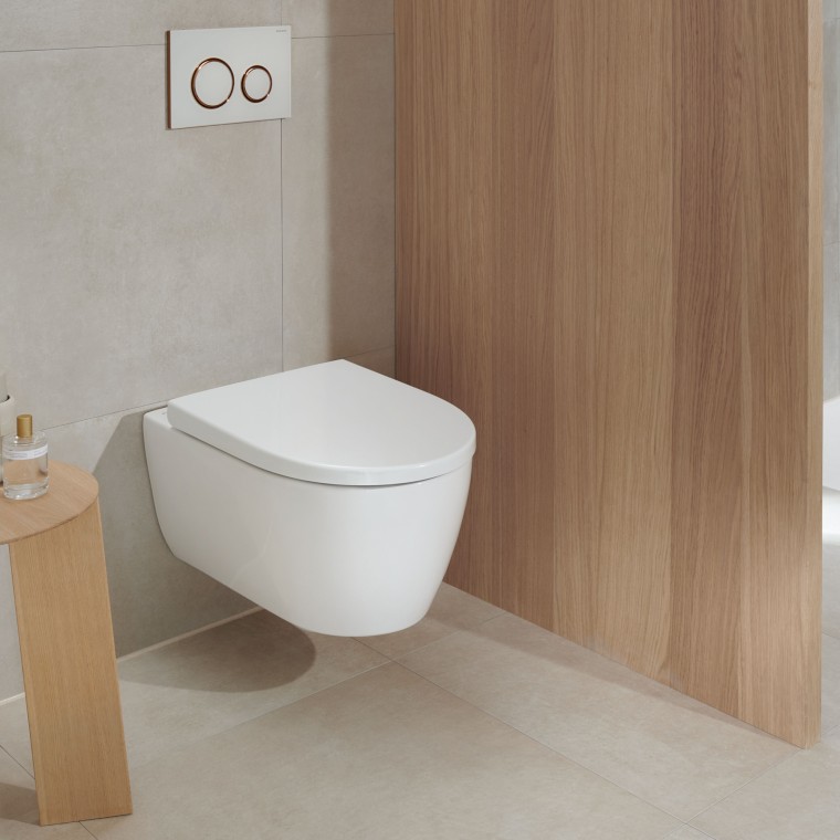 Biała ceramika WC w łazience z drewnianymi elementami wygląda nowocześnie nawet po wielu latach (tutaj: Geberit iCon WC i przycisk spłukujący Geberit Sigma20). Biała ceramika WC w łazience z drewnianymi elementami wygląda nowocześnie nawet po wielu latach (tutaj: Geberit iCon WC i przycisk spłukujący Geberit Sigma20).