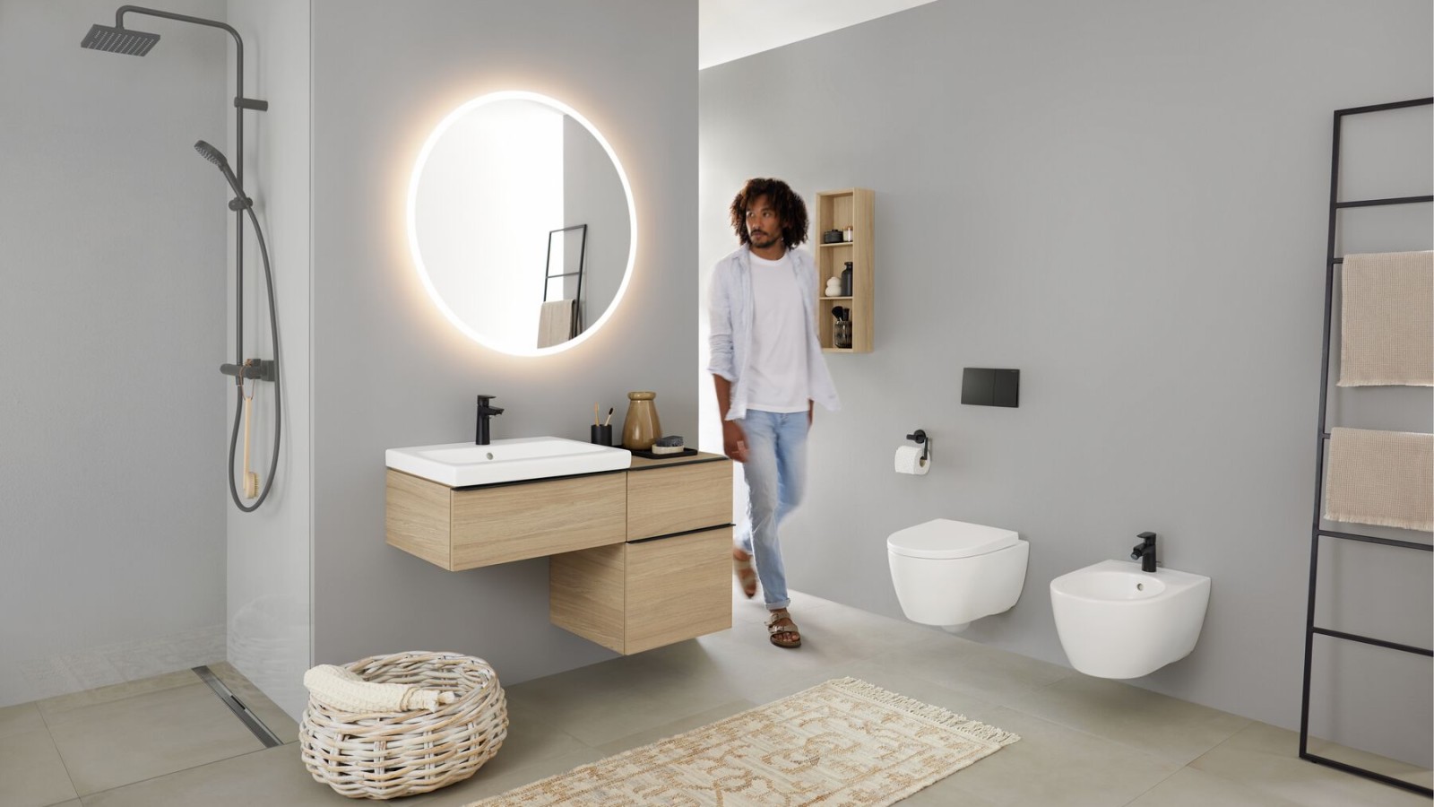 Łazienka z otwartym prysznicem we wnęce