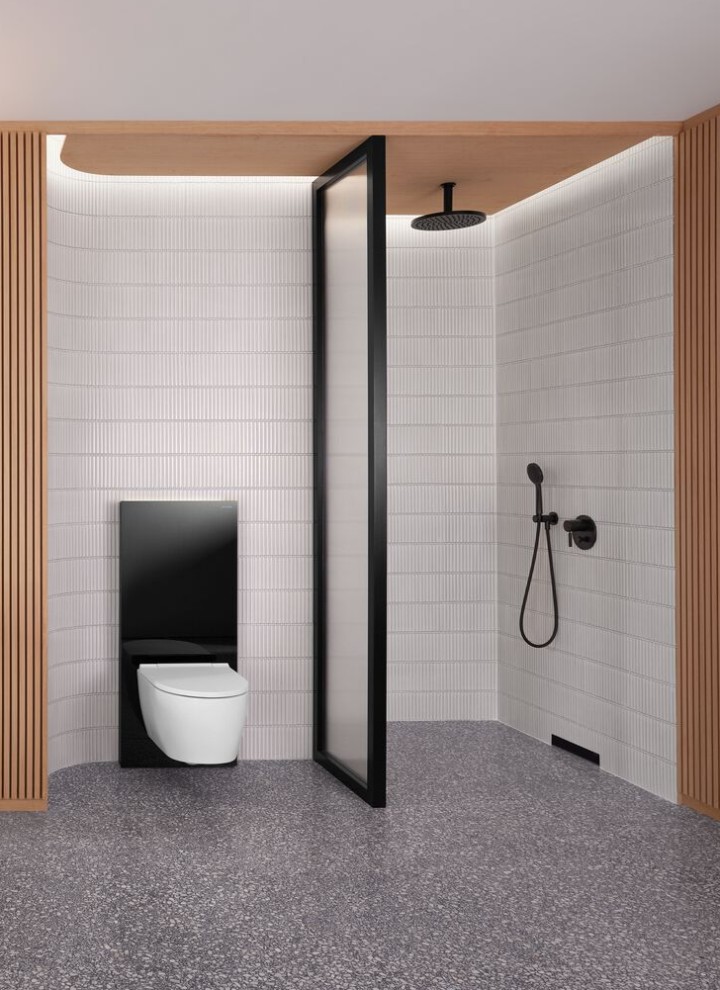 Łazienka z drewnianą ścianą, prysznicem i strefą WC w czerni i bieli