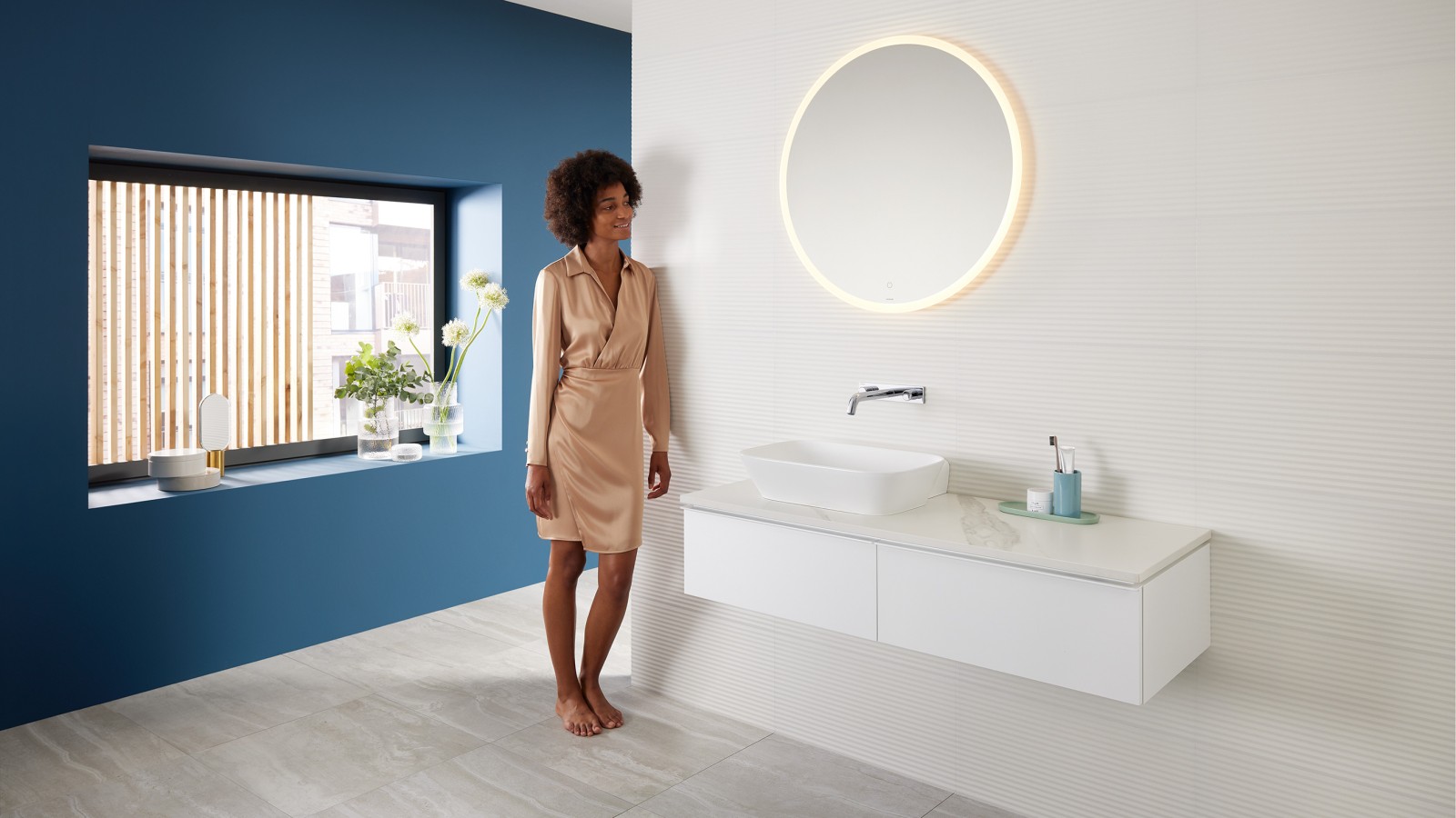 Kobieta stojąca w łazience z produktami z serii Mix & Match firmy Geberit Kobieta stojąca w łazience z produktami z serii Mix & Match firmy Geberit