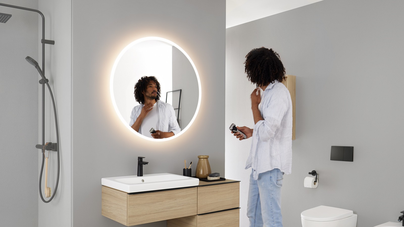 Owalne lustro Geberit Option z meblami i ceramiką z serii łazienkowej Geberit iCon Owalne lustro Geberit Option z meblami i ceramiką z serii łazienkowej Geberit iCon