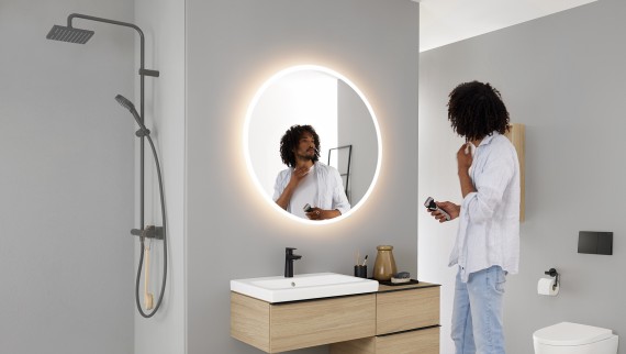 Owalne lustro Geberit Option z meblami i ceramiką z serii łazienkowej Geberit iCon
