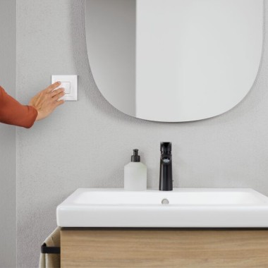 Włącznik światła uruchamiany ręką w łazience (© Geberit)