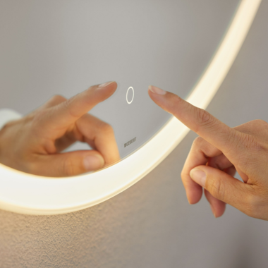 Włącznik dotykowy do obsługi ręcznej w lustrze Geberit Option Round (© Geberit)