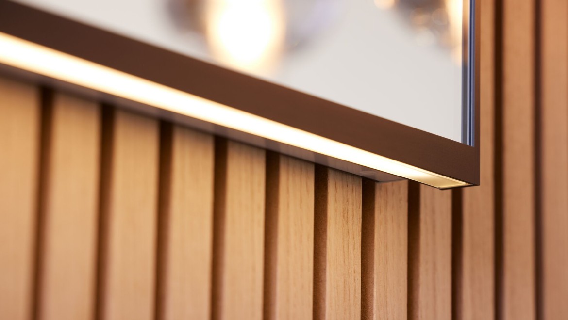 Geberit Option Plus Square 135 cm w kolorze czarnym matowym z paskiem światła pośredniego (© Geberit) Geberit Option Plus Square 135 cm w kolorze czarnym matowym z paskiem światła pośredniego (© Geberit)