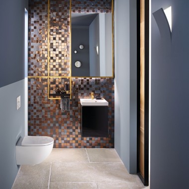 Widok na nowoczesną łazienkę dla gości z WC Acanto i umywalką Acanto przed mozaikowym panelem tylnym