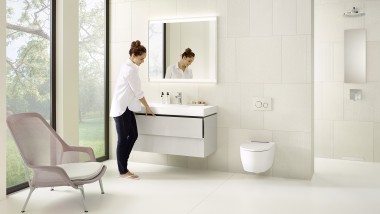 Wysokość montażu elementów łazienki jest ważna zarówno dla osób wysokich, jak i niskich (© Geberit)