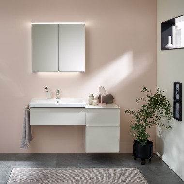 Umywalka podwójna z serii łazienkowej Geberit Renova Plan z szafką z lustrem Option Plus