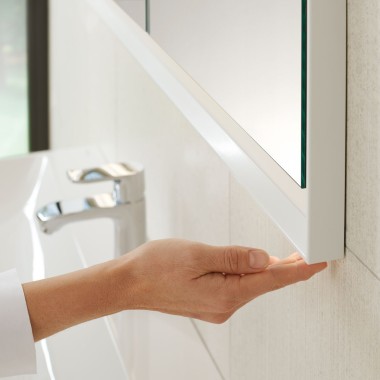 Szafka z lustrem Geberit ONE z funkcją ComfortLight Szafka z lustrem Geberit ONE z funkcją ComfortLight