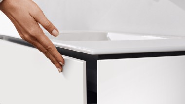 Szafka podumywalkowa Geberit ONE z mechanizmem push-to-open