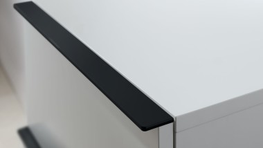 Szafka boczna Geberit iCon w kolorze białym z czarnymi uchwytami